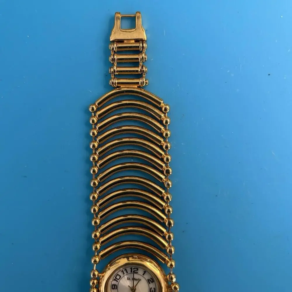 Geometric Concentric  Styled Gold Colored Bangle Band Watch - Picture 5 of 10